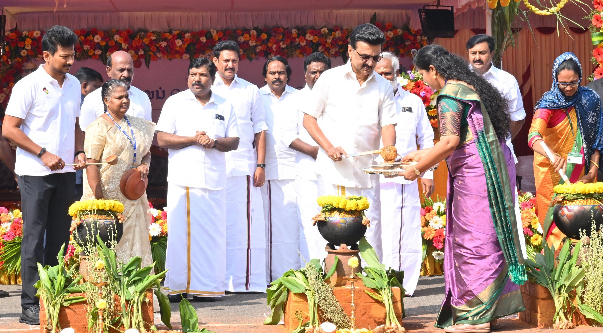 தலைமைச்செயலகத்தில் சமத்துவ பொங்கல் கொண்டாடிய முதலமைச்சா் மு.க.ஸ்டாலின்